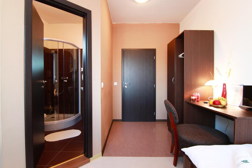 Jbi Wellness Hotel Kolin Room photo